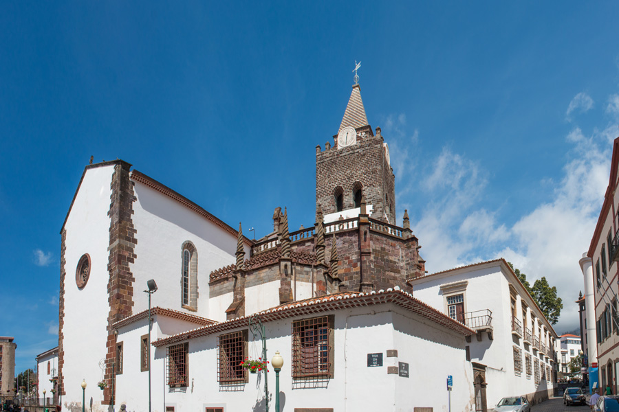 Madère - Funchal, capitale enclavée entre mer et montagne